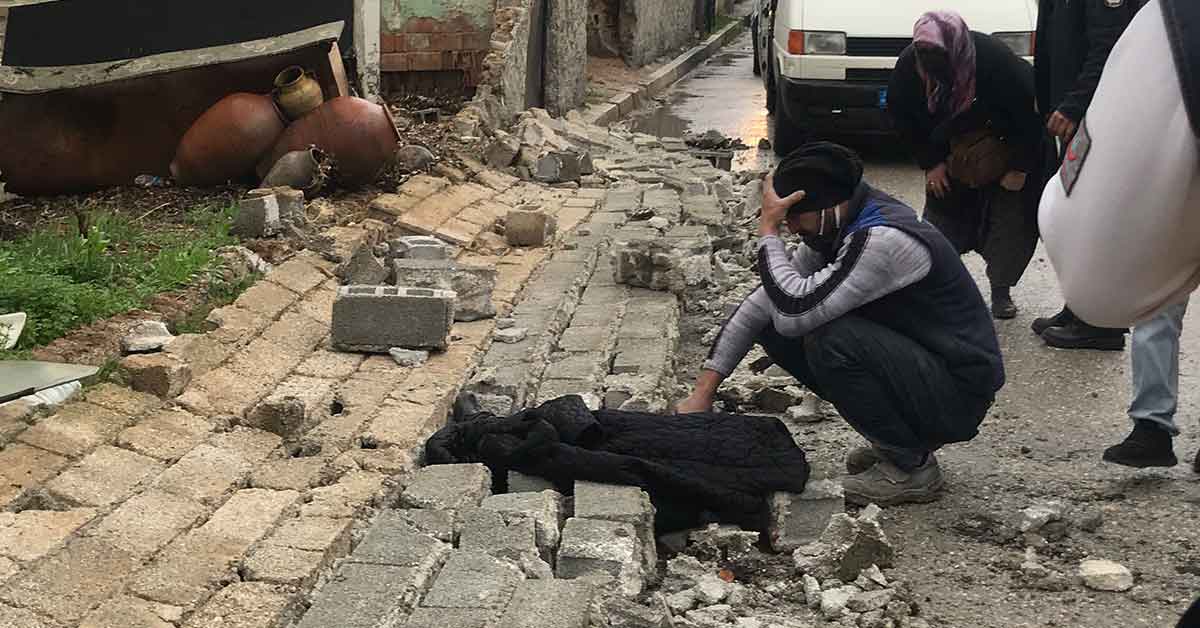 Çöken duvarın altında kalan 5 yaşındaki çocuk öldü 1 Çöken duvarın altında kalan 5 yaşındaki çocuk öldü