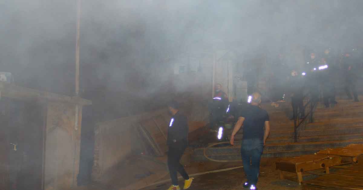 Öfkeli şahıs, sokaktaki tüm evleri ateşe verdi 1 Öfkeli şahıs, sokaktaki tüm evleri ateşe verdi