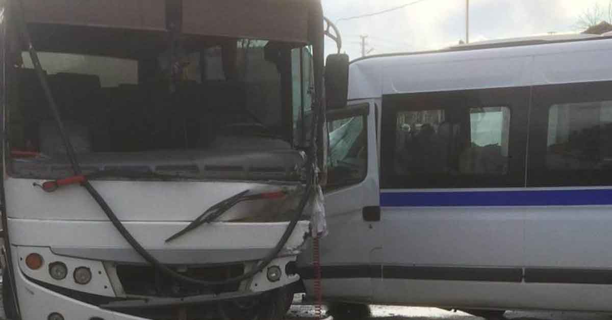 İşçi servisi çarpıştı: 10 yaralı 2 İşçi servisi çarpıştı: 10 yaralı
