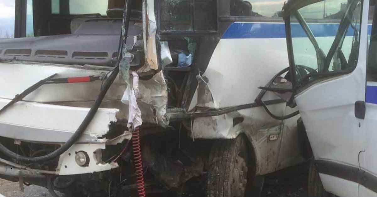 İşçi servisi çarpıştı: 10 yaralı 1 isci servisi