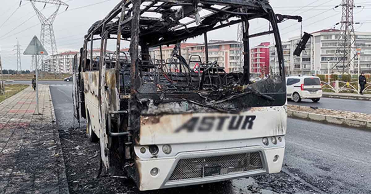 İşçi servisi alevlere teslim oldu, faciadan dönüldü 1 İşçi servisi alevlere teslim oldu, faciadan dönüldü