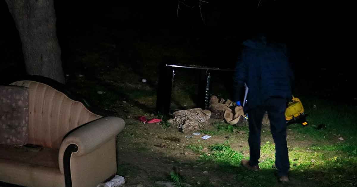 Husumetlisini vurmak isterken karısını vurdu