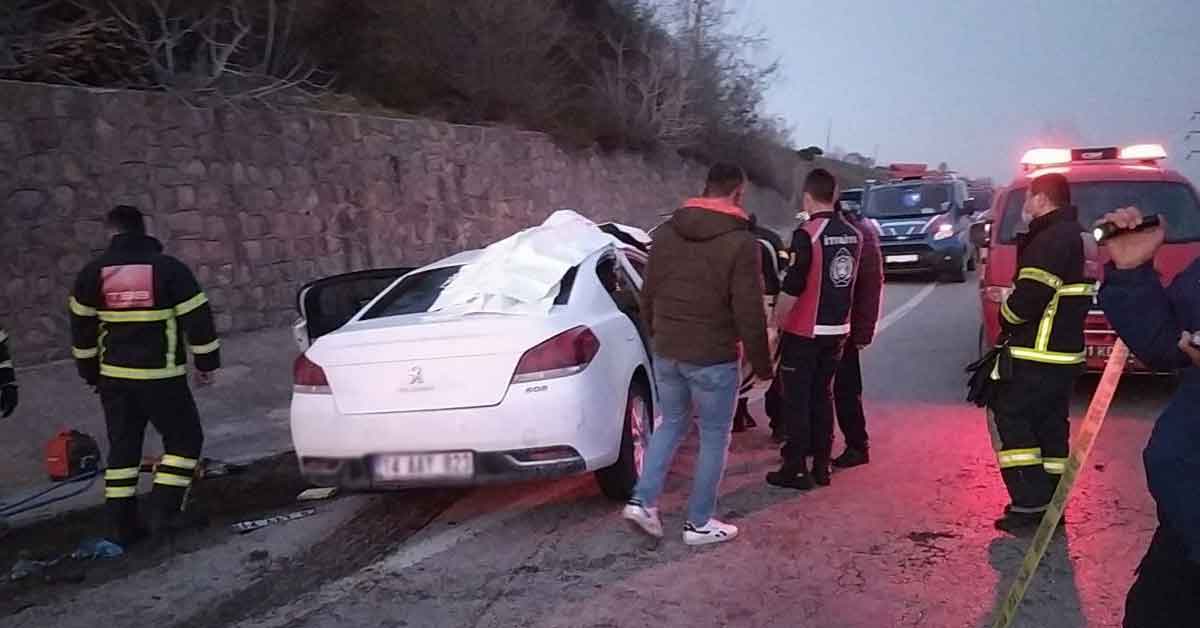 Otobüsle otomobil çarpıştı: 3 ölü, 11 yaralı