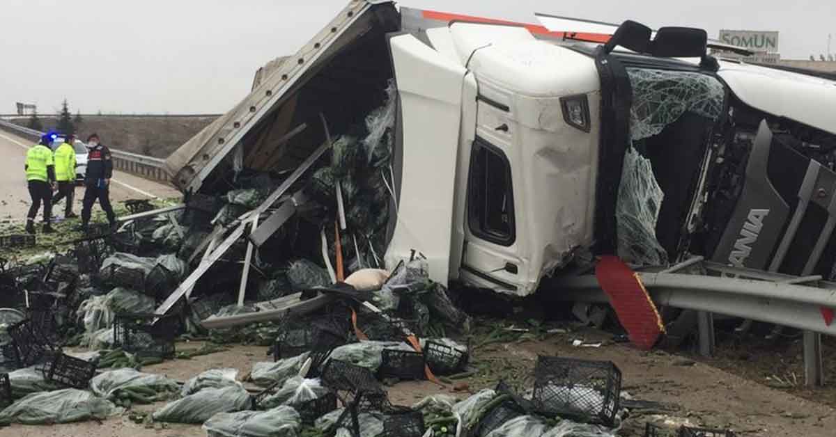 Sebze yüklü tır devrildi: 2 ölü 1 Sebze yüklü tır devrildi: 2 ölü