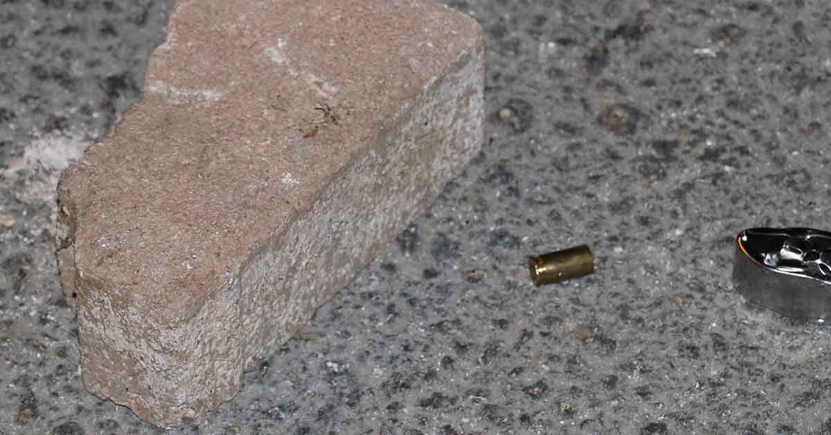 Sokak ortasında evsiz gence silahlı saldırı: 1 yaralı 2 Sokak ortasında evsiz gence silahlı saldırı: 1 yaralı