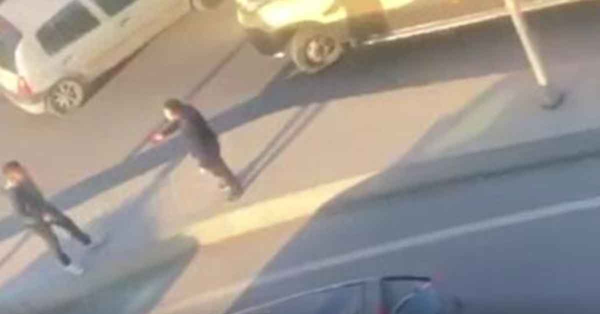 Sinir krizi geçirdi, çevredekilere korku dolu anlar yaşattı 1 Krizi geçirdi, çevredekilere korkulu anlar yaşattı