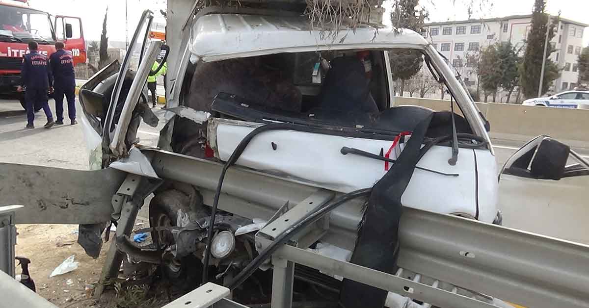 Tarım işçilerini taşıyan kamyonet bariyerlere çarptı: 4 yaralı 1 Tarım işçilerini taşıyan kamyonet kaza yaptı