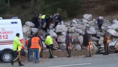 Otomobil kayalıklara çarptı: 1 ölü, 1 yaralı