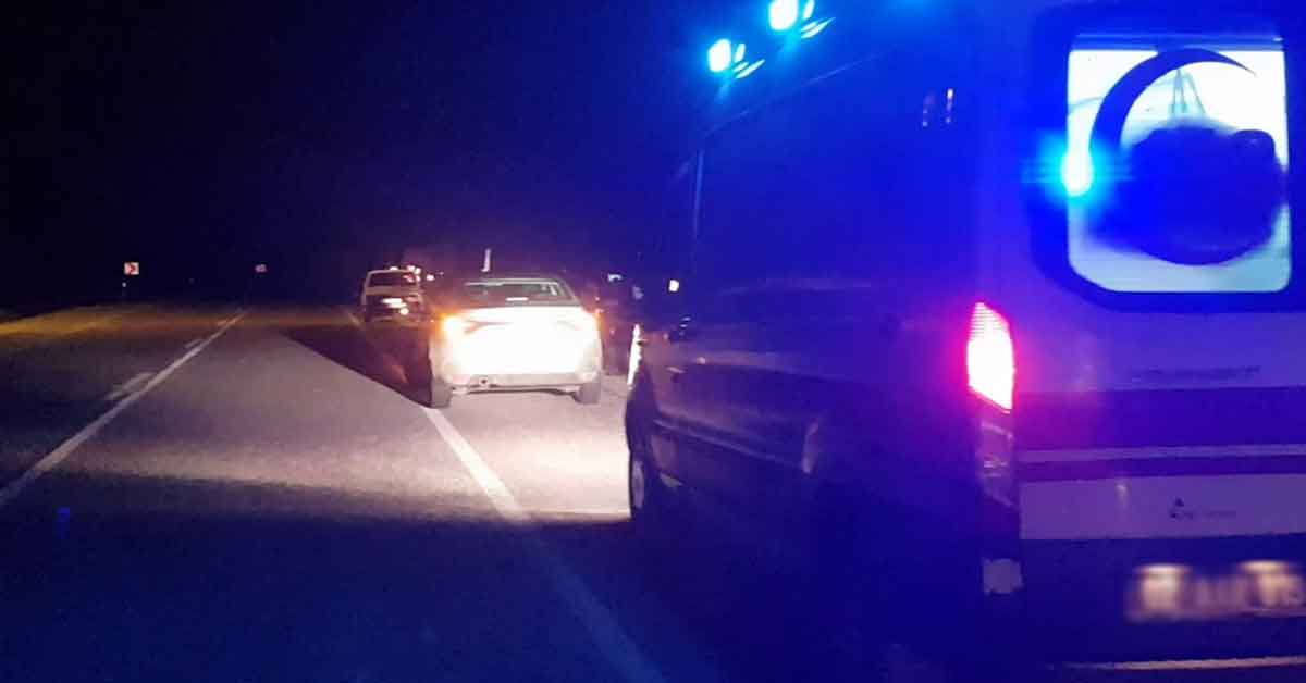 Şarampole devrilen otomobilin ön camından fırladı
