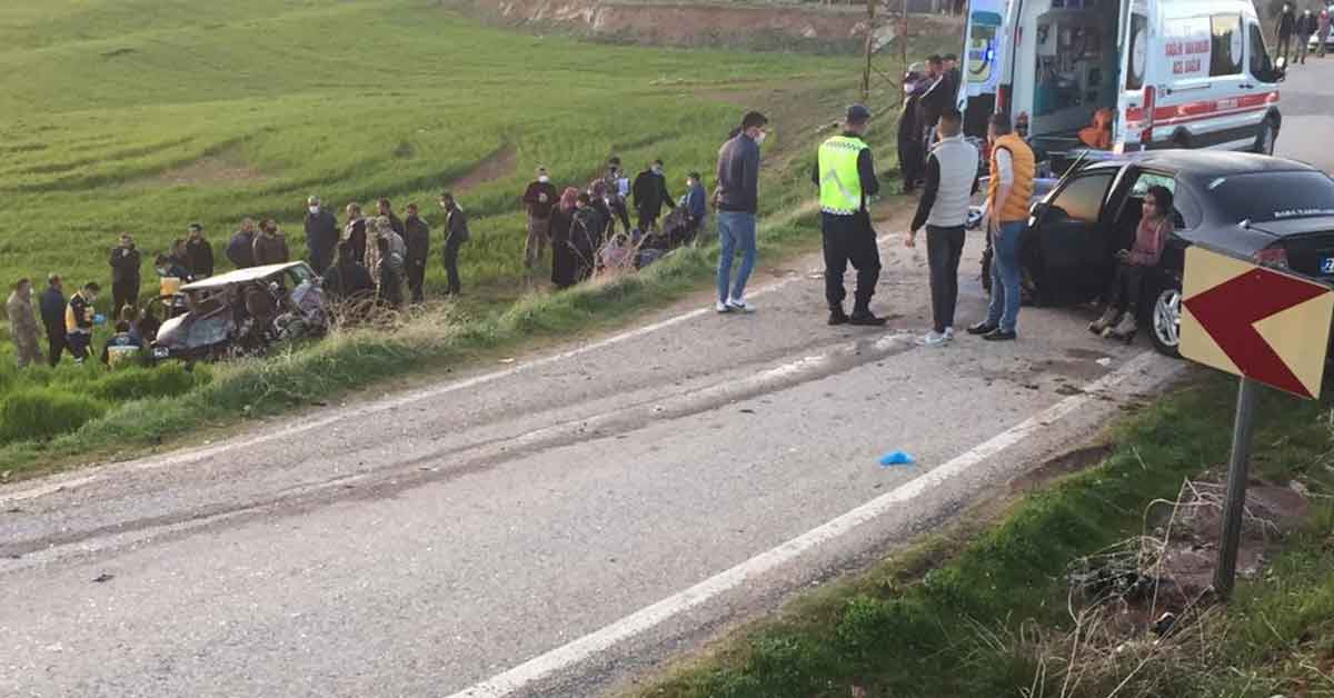 İki araç kafa kafaya çarpıştı: 1 ölü, 7 yaralı