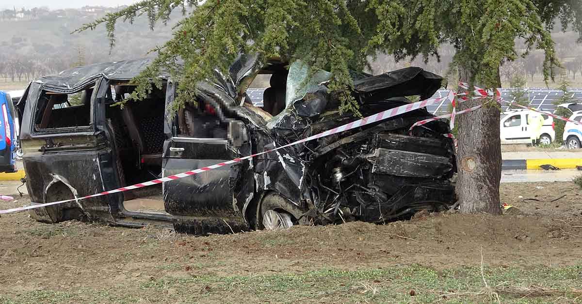 Minibüs ile hafif ticari araç çarpıştı: 3 ölü 8 yaralı