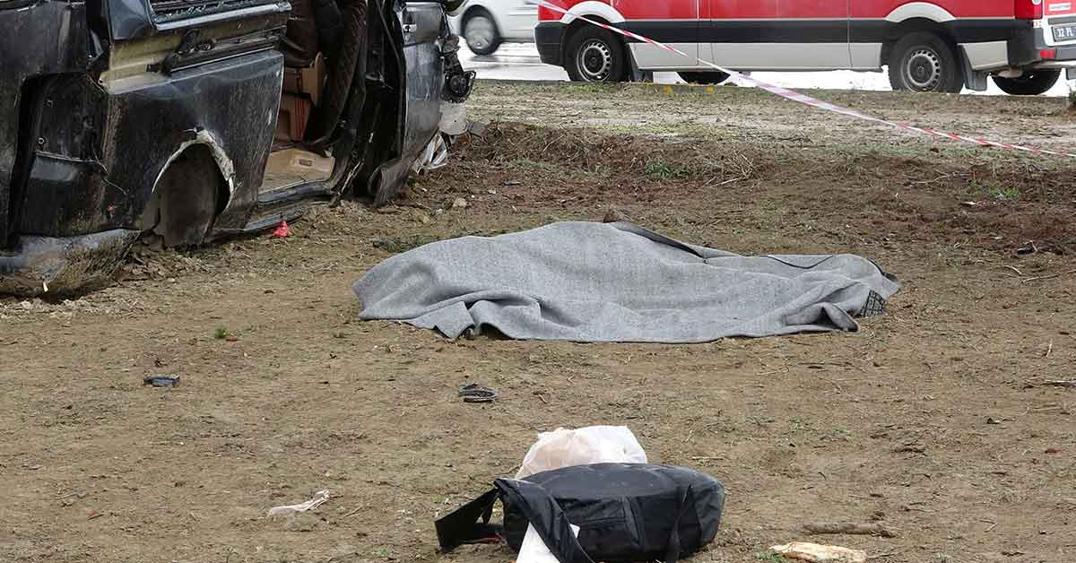 Minibüs ile hafif ticari araç çarpıştı: 3 ölü 8 yaralı
