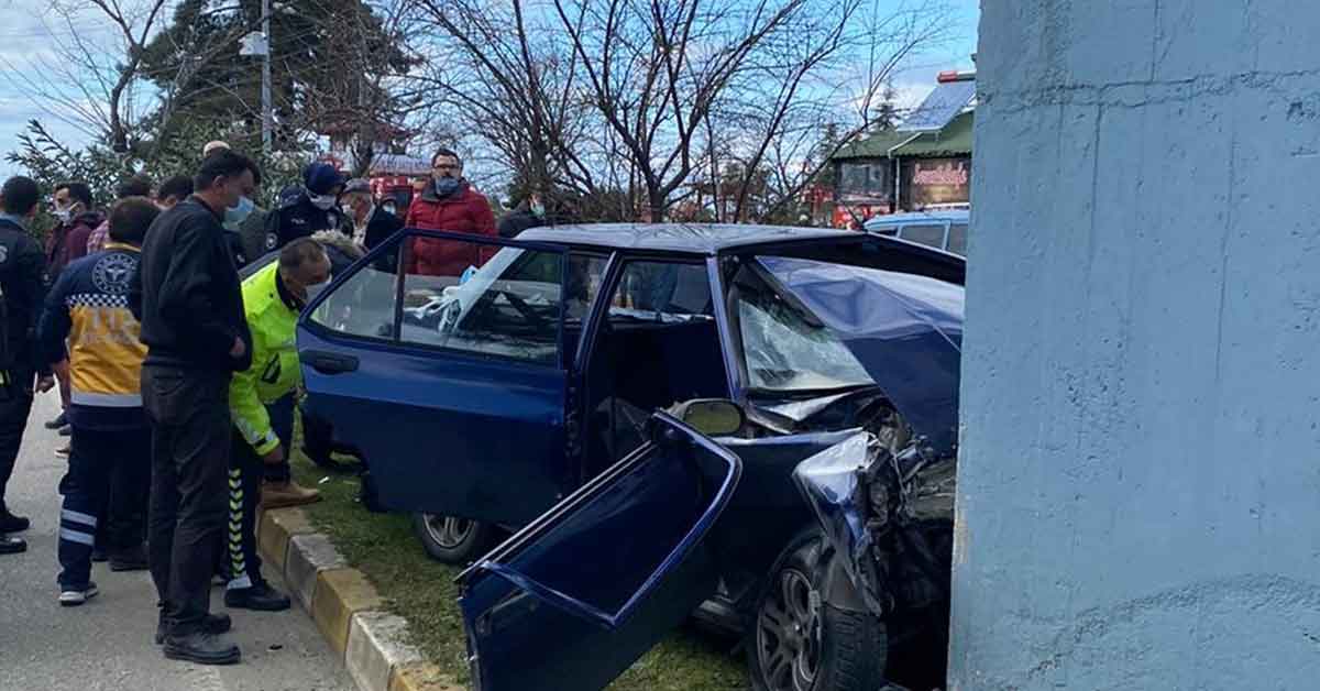 Trafik kazası: 1 ölü, 4 yaralı 1 Trafik kazası: 1 ölü, 4 yaralı