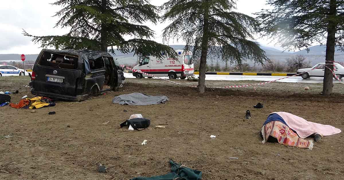 Minibüs ile hafif ticari araç çarpıştı: 3 ölü 8 yaralı