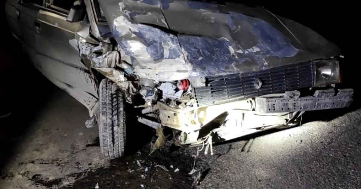 2 otomobil kafa kafaya çarpıştı: 1'i ağır 3 yaralı