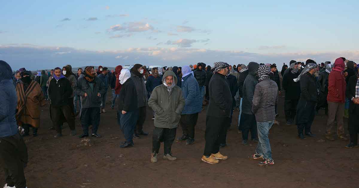 Urfa'da Kayık alabora oldu 2 genç gölette kayboldu