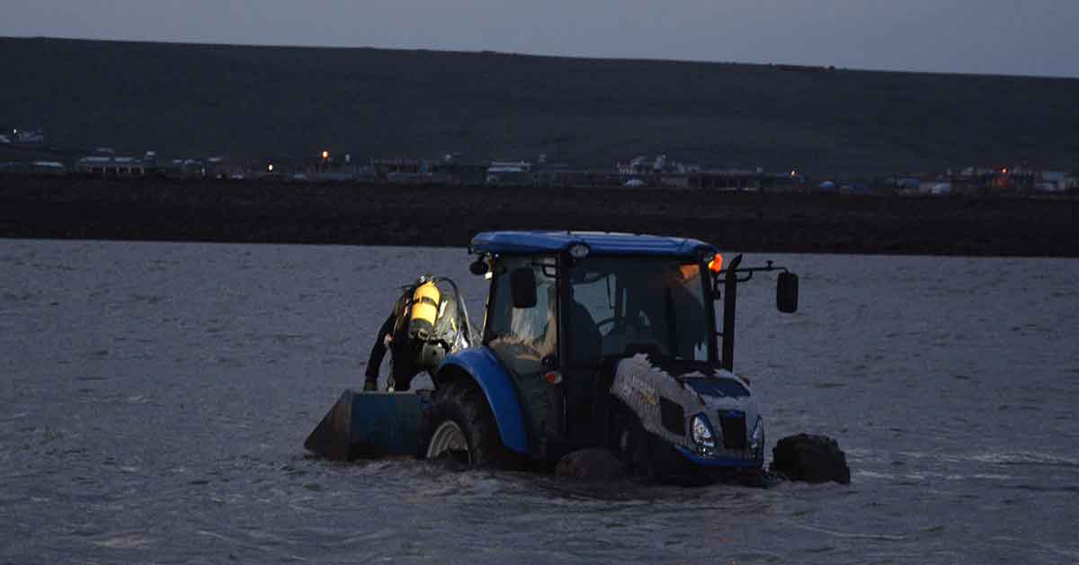 Şanlıurfa'da Kayık alabora oldu 2 genç gölette kayboldu