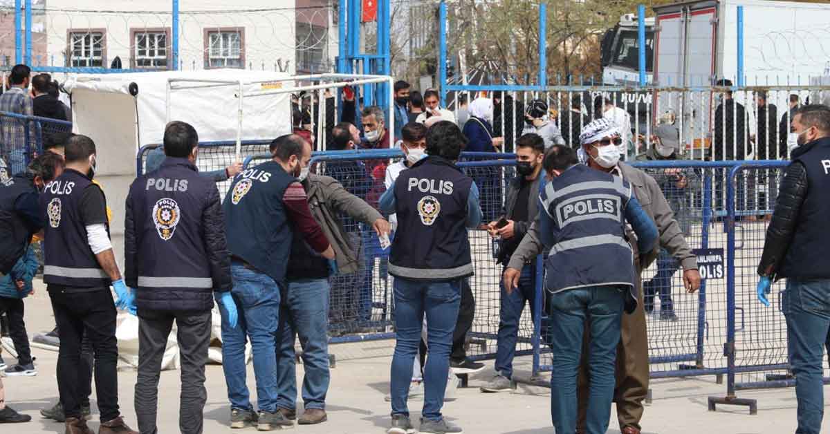 Şanlıurfa'da Nevruz kutlamalarında polis, terör örgütü propagandasına geçit vermedi 2 Urfa'da polis, terör propagandasına geçit vermedi