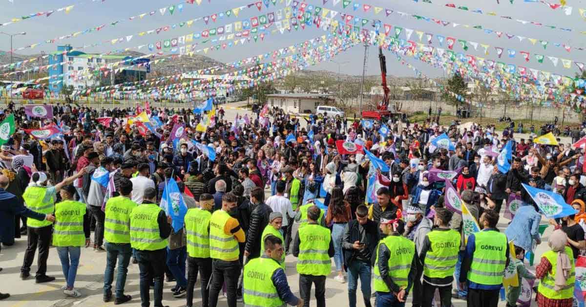 Şanlıurfa'da Nevruz kutlamalarında polis, terör örgütü propagandasına geçit vermedi 1 Urfa'da polis, terör propagandasına geçit vermedi