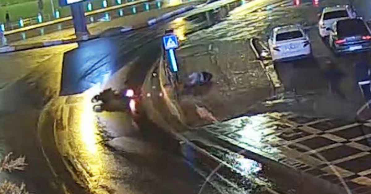 Şanlıurfa’da kaza anları şehir polis kameralarına yansıdı 2 Şanlıurfa’da kaza anları şehir polis kameralarına yansıdı