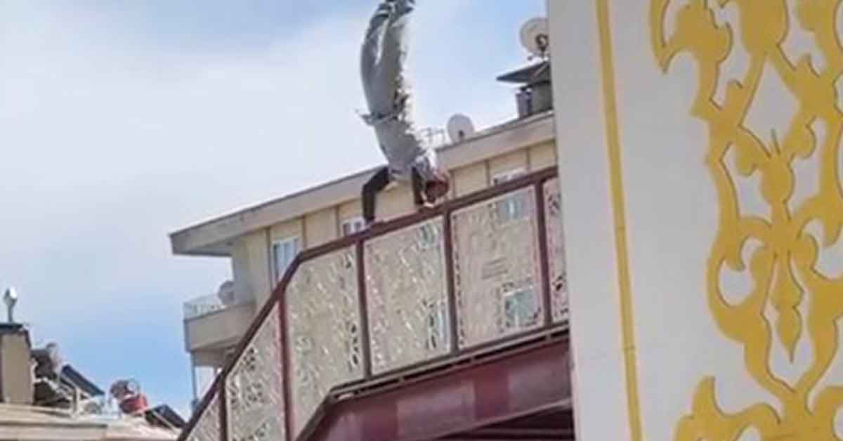 Üst geçitte yaptığı akrobasi hareketleriyle korkuttu