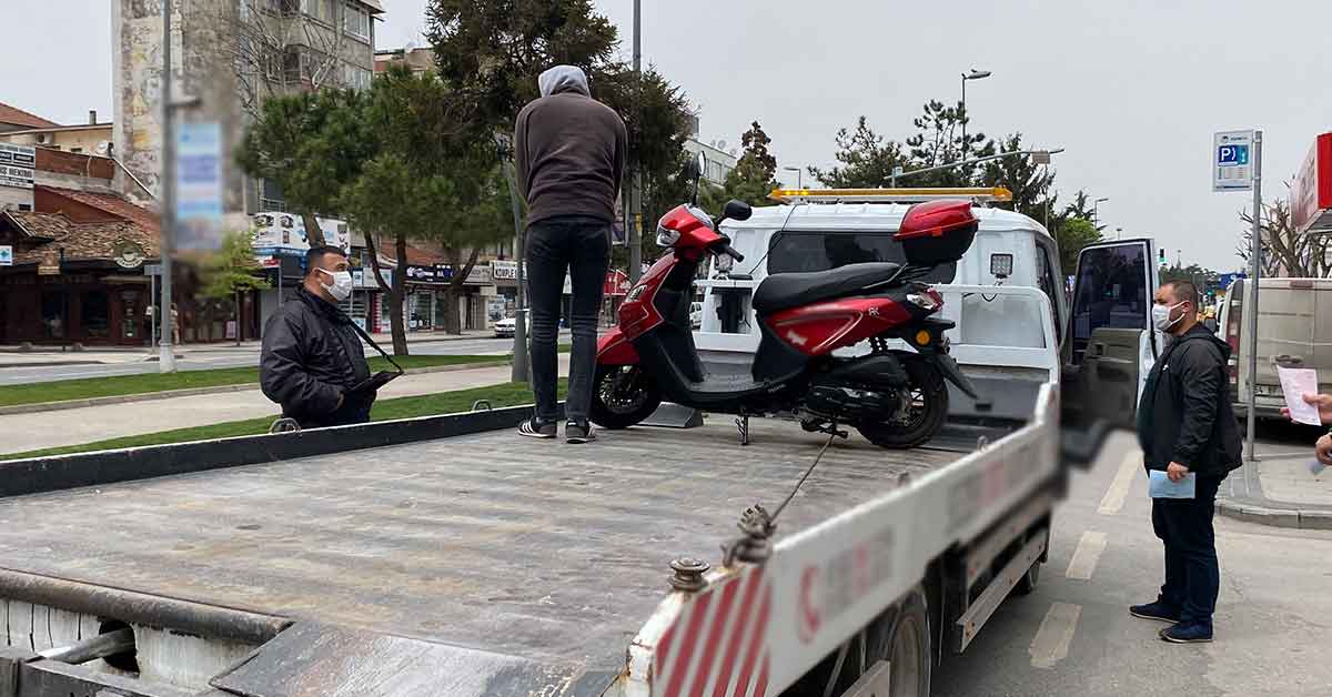 Motosikleti ile izinsiz sokağa çıktı, 5 ayrı ceza yedi 3 Motosikleti ile izinsiz sokağa çıktı, 5 ayrı ceza yedi
