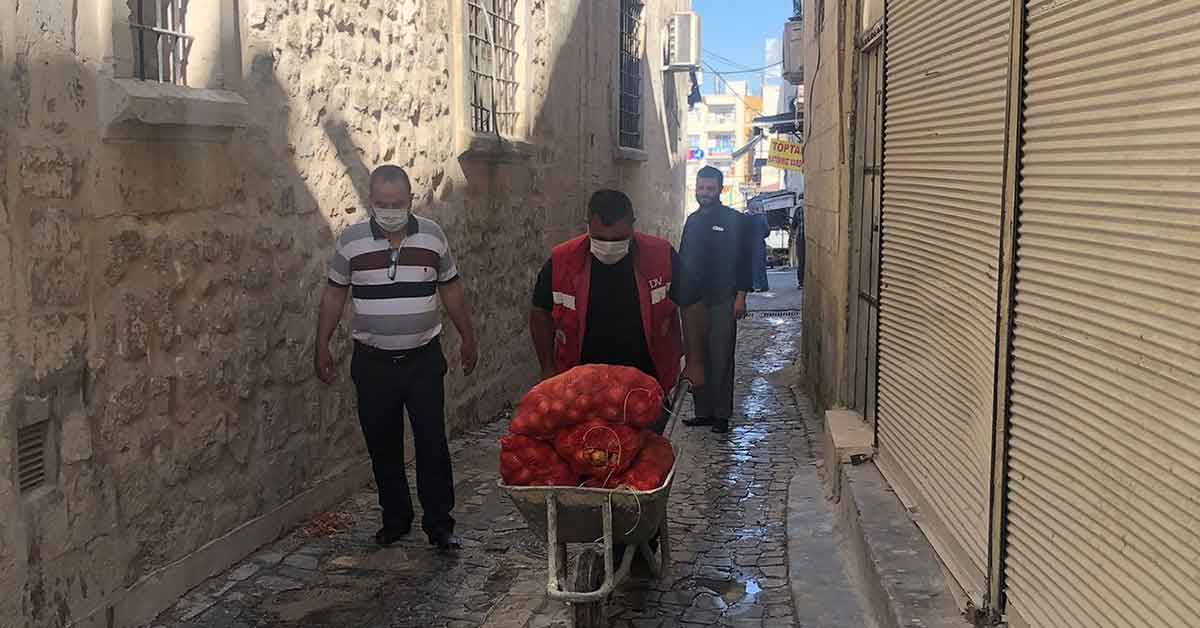 Şanlıurfa'Da İhtiyaç Sahibi Ailelere Dağıtılan Patates ve Soğanlar Kapıda Teslim Ediliyor