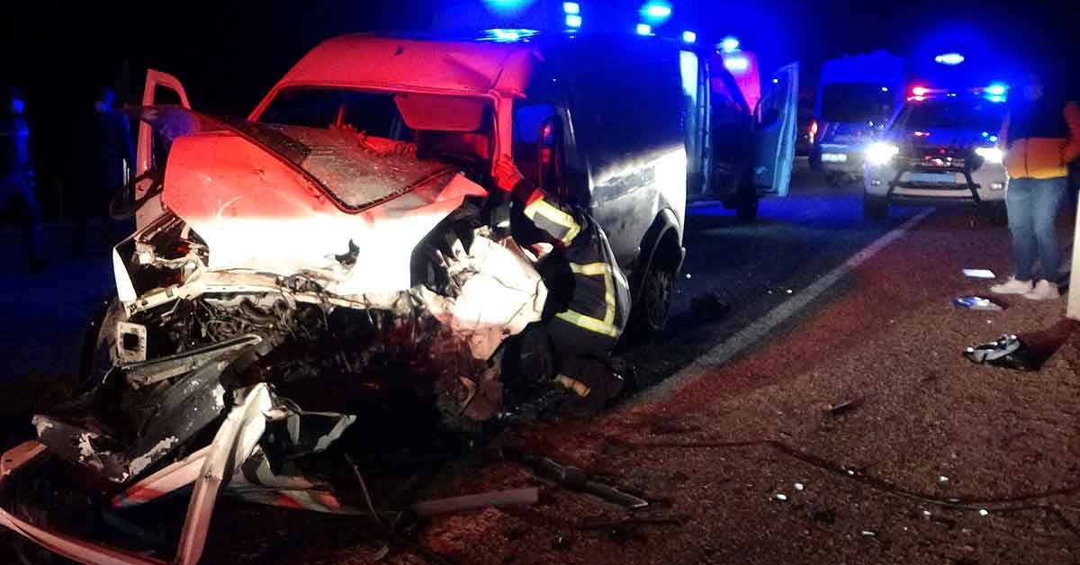 İki araç kafa kafaya çarpıştı: 2 ölü, 5 yaralı