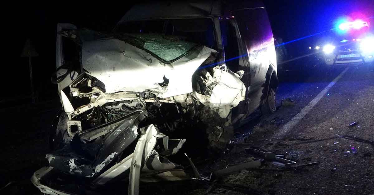İki araç kafa kafaya çarpıştı: 2 ölü, 5 yaralı