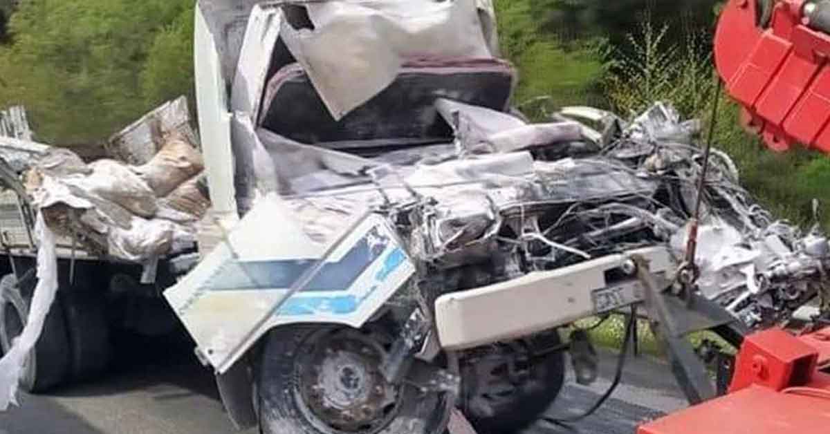 Freni patlayan kamyon devrildi: 1 ölü