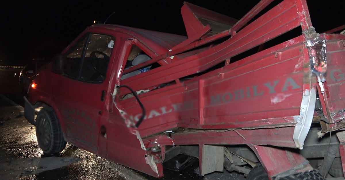 Kamyon ile kamyonet çarpıştı: 1 ölü, 4 yaralı 2 Kamyon ile kamyonet çarpıştı: 1 ölü, 4 yaralı