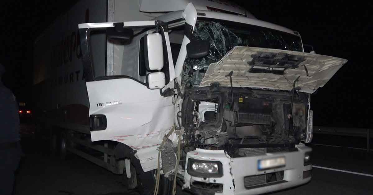Kamyon ile kamyonet çarpıştı: 1 ölü, 4 yaralı 3 Kamyon ile kamyonet çarpıştı: 1 ölü, 4 yaralı