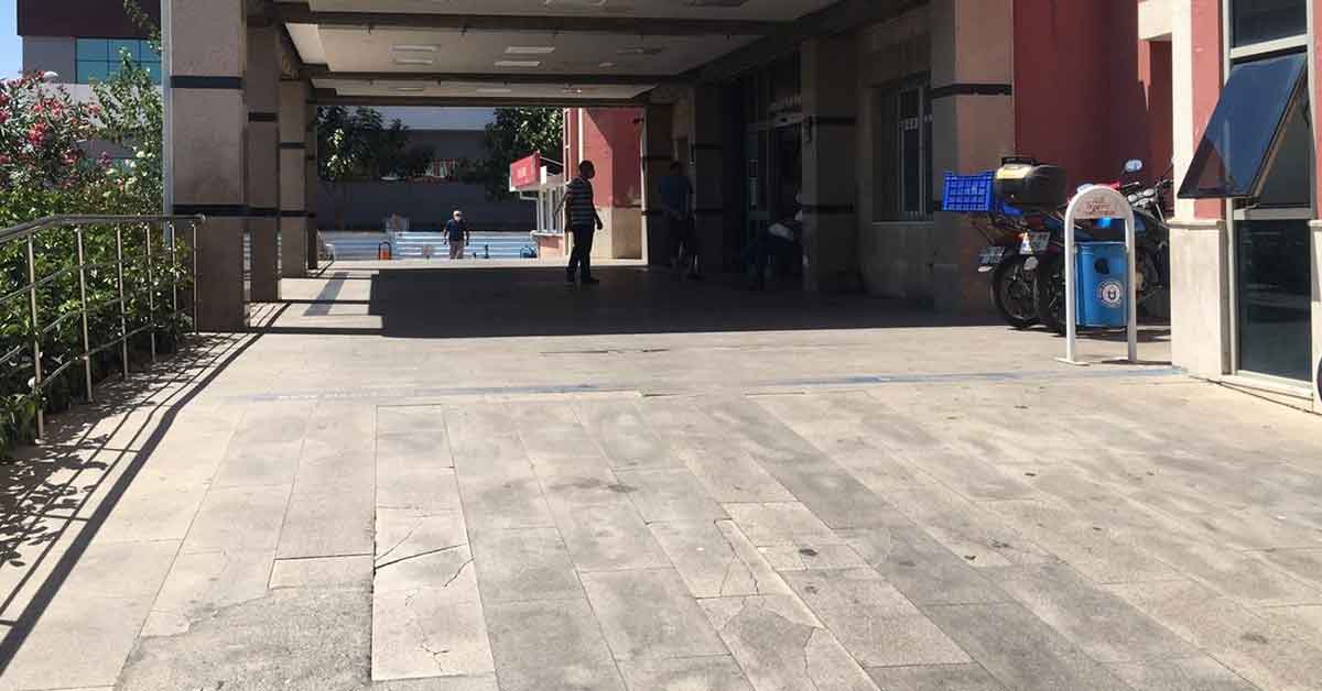 Kayınpeder gelinini sırtından vurdu