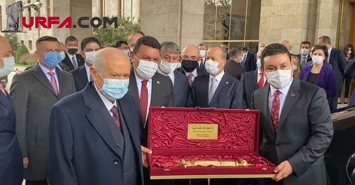 Özyavuz’dan Bahçeli’ye anlamlı hediye
