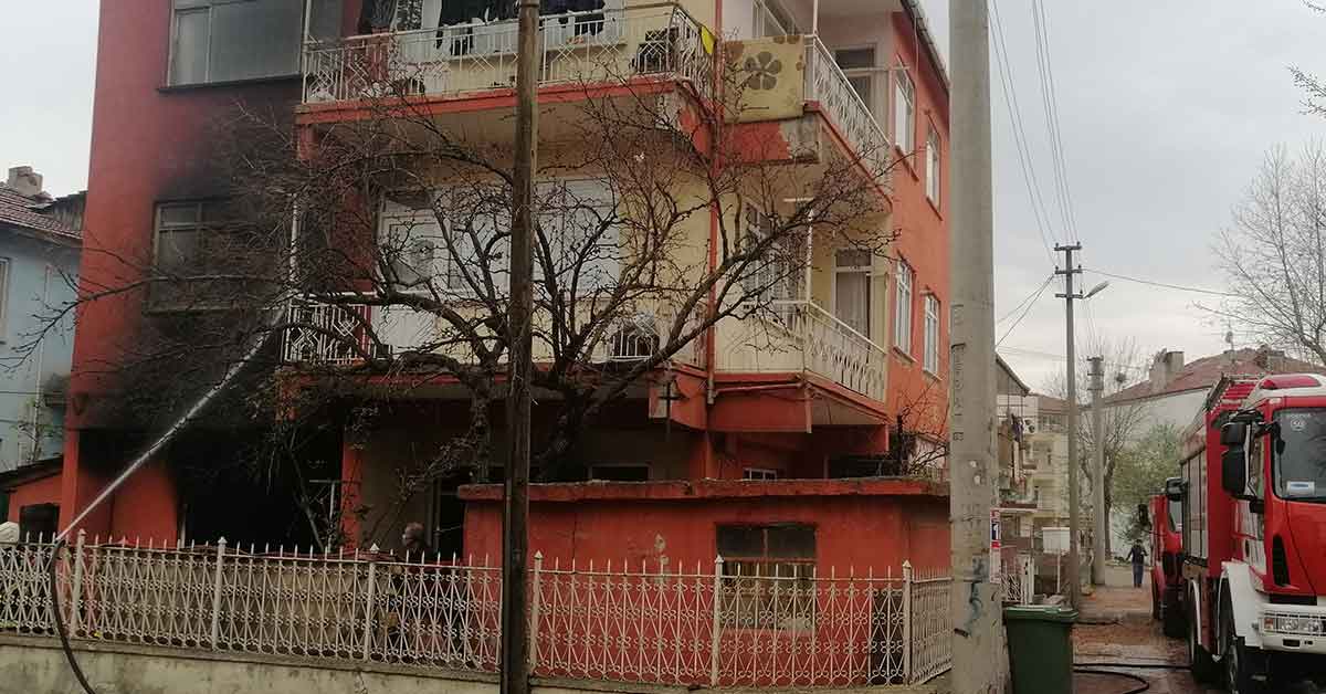 Elindeki sigara ile uyuyunca yangın çıktı