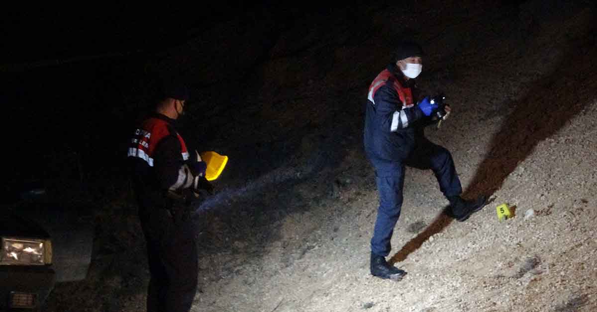 İki aile arasında silahlı kavga: 1 ölü, 1 yaralı 2 Husumetli iki aile arasında silahlı kavga: 1 ölü, 1 yaralı