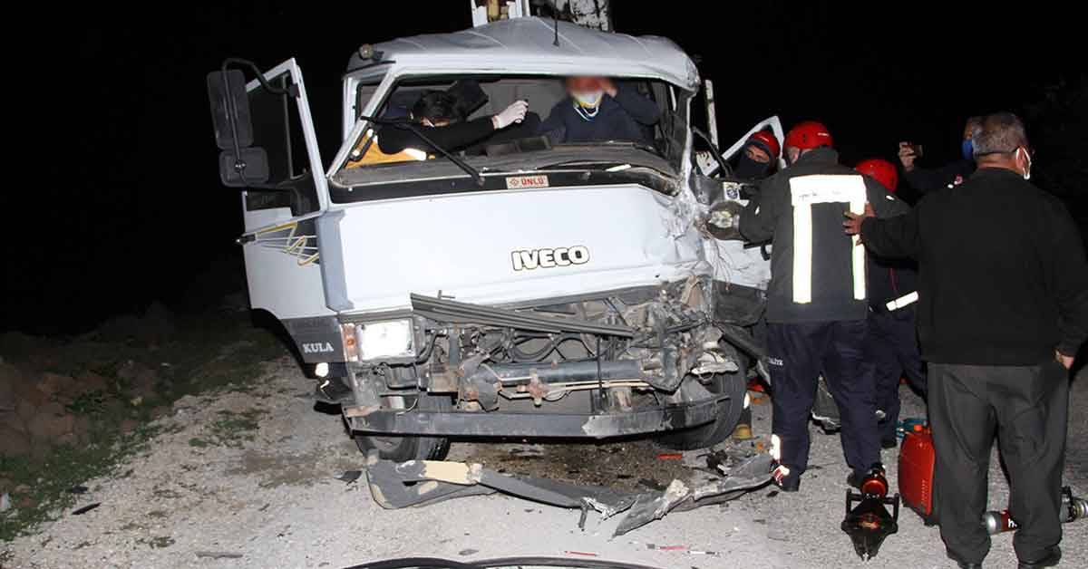 Kamyonet tırla çarpıştı: 1 ağır yaralı 1 Kamyonet tırla çarpıştı: 1 ağır yaralı