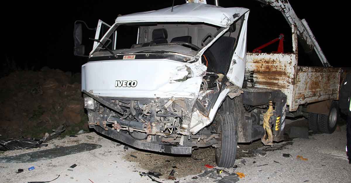 Kamyonet tırla çarpıştı: 1 ağır yaralı 2 Kamyonet tırla çarpıştı: 1 ağır yaralı