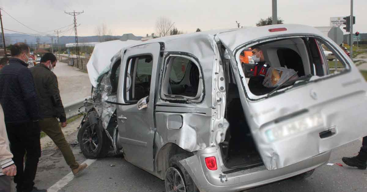 Tarım işçilerini taşıyan araç kaza yaptı: 6 yaralı 3 Tarım işçilerini taşıyan araç kaza yaptı: 6 yaralı