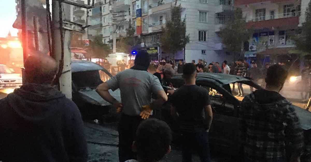 Trafo bomba gibi patladı, 3 araç alevlere teslim oldu 1 Trafo bomba gibi patladı, 3 araç alevlere teslim oldu