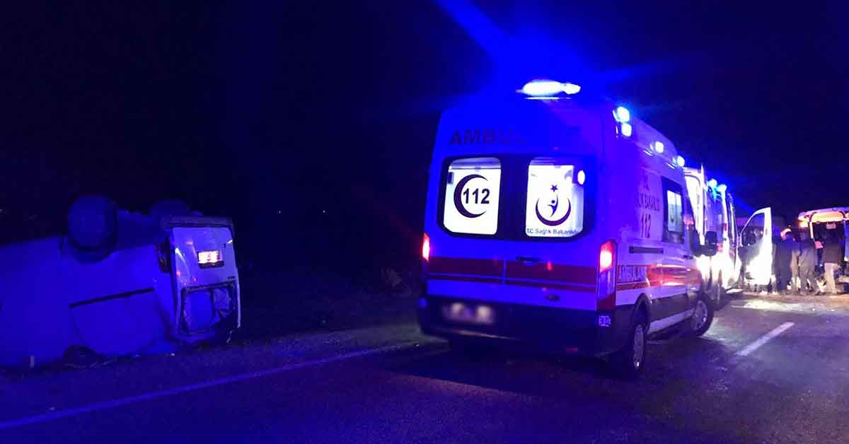 Minibüs traktörle çarpıştı: 1’i ağır 4 yaralı