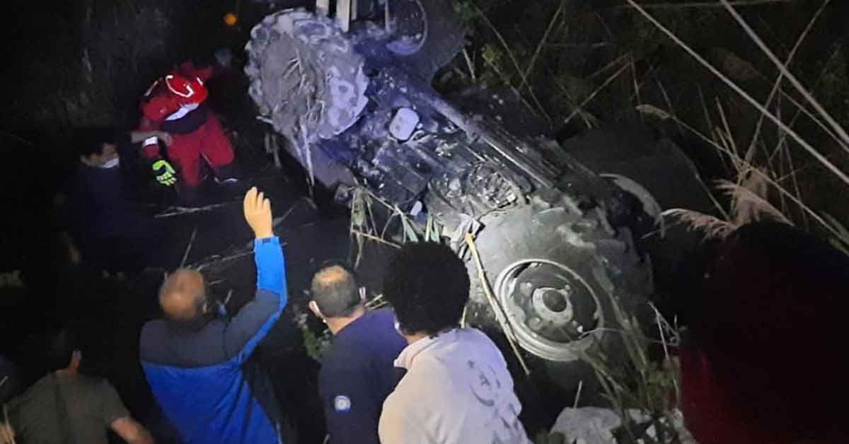 Kanala devrilen traktörün sürücüsü kadın hayatını kaybetti