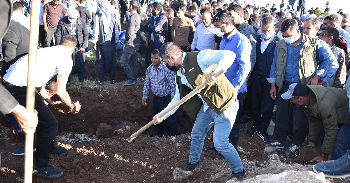 Kanalda boğulan çocuklar Urfa'da yan yana defnedildi 2 Kanalda boğulan çocuklar Urfa'da yan yana defnedildi