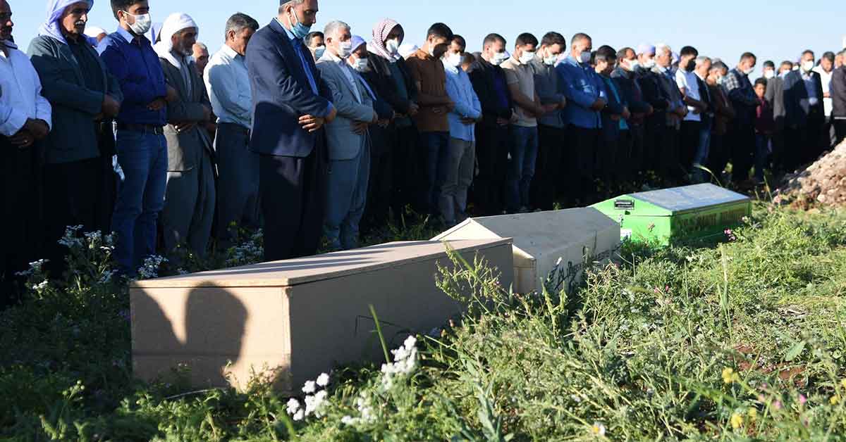 Kanalda boğulan çocuklar Urfa'da yan yana defnedildi 1 Kanalda boğulan çocuklar Urfa'da yan yana defnedildi