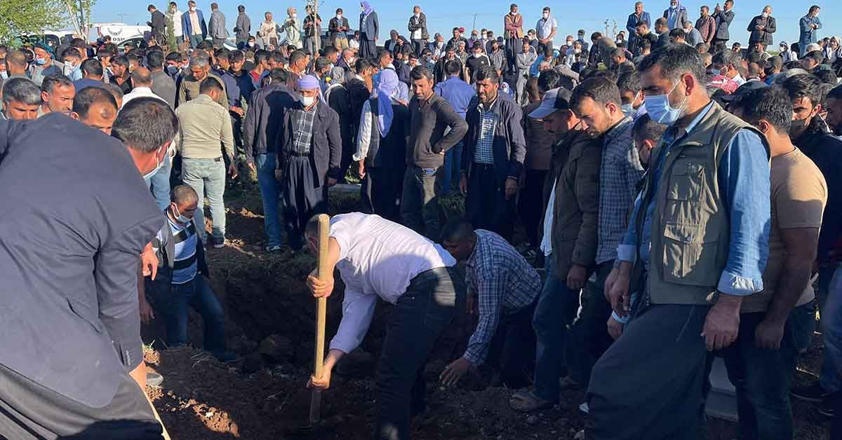Kanalda boğulan çocuklar Urfa'da yan yana defnedildi 4 Kanalda boğulan çocuklar Urfa'da yan yana defnedildi