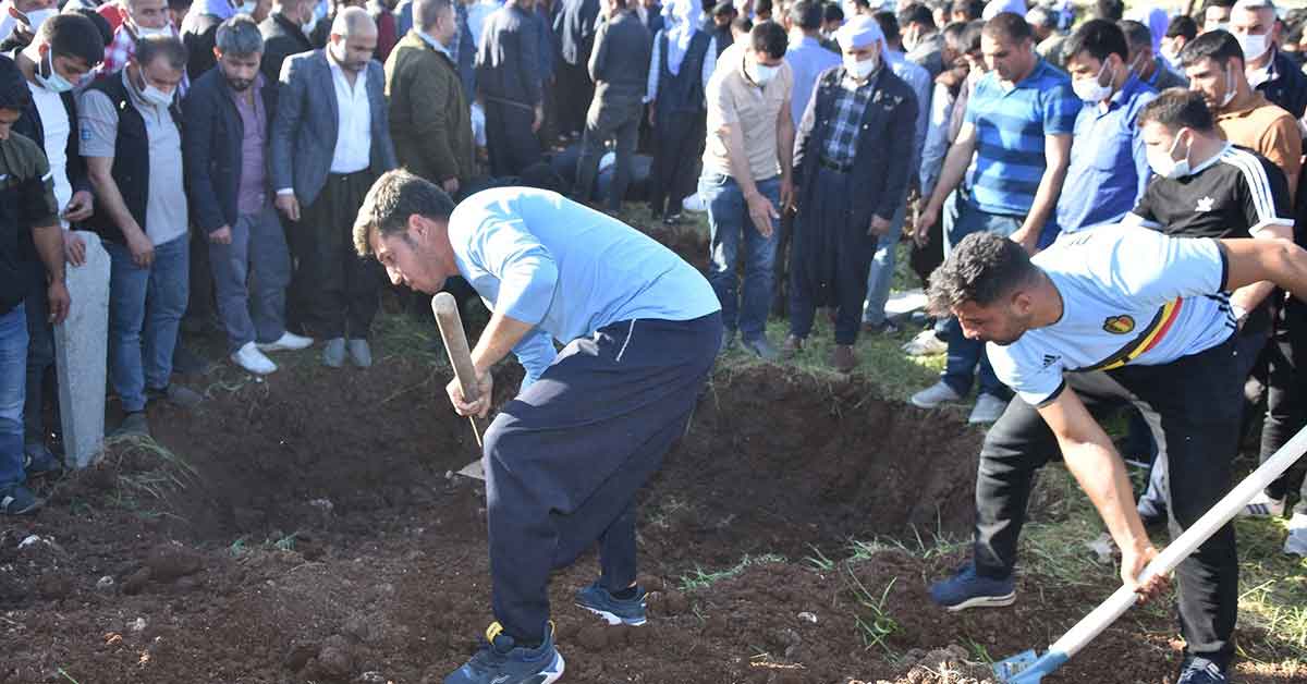 Kanalda boğulan çocuklar Urfa'da yan yana defnedildi 3 Sulama kanalında boğulan çocuklar Urfa'da yan yana defnedildi