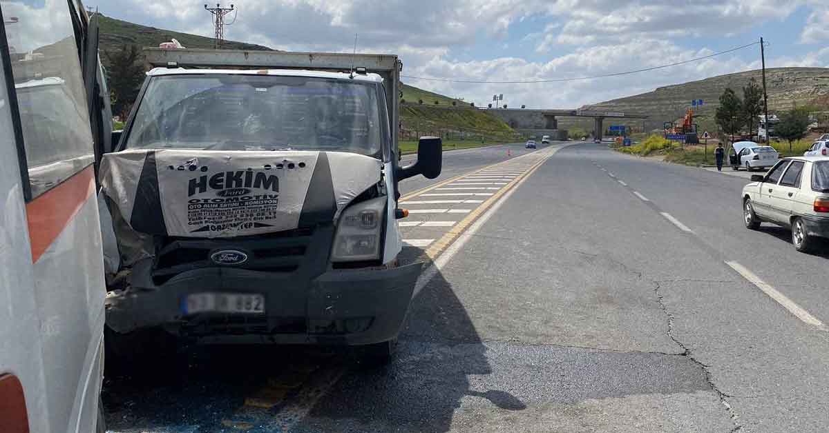 Şanlıurfa'da Kamyonet ile minibüs çarpıştı: 2 yaralı