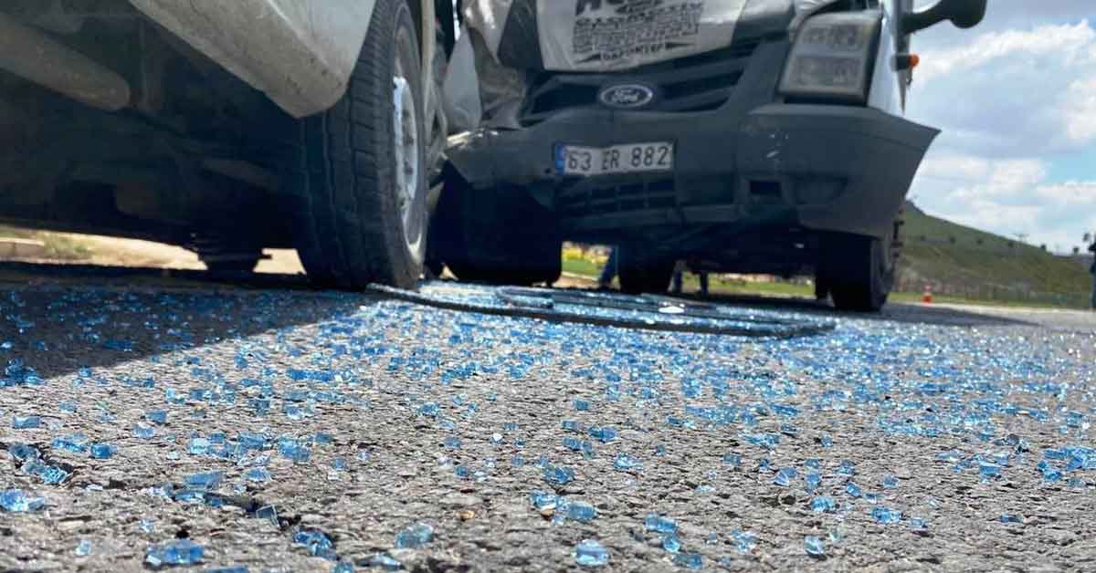 Şanlıurfa'da Kamyonet ile minibüs çarpıştı: 2 yaralı