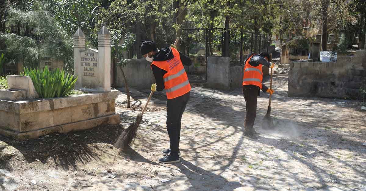 Şanlıurfa'da Mezarlıklarda Ramazan hazırlığı 1 Şanlıurfa'da Mezarlıklarda Ramazan hazırlığı
