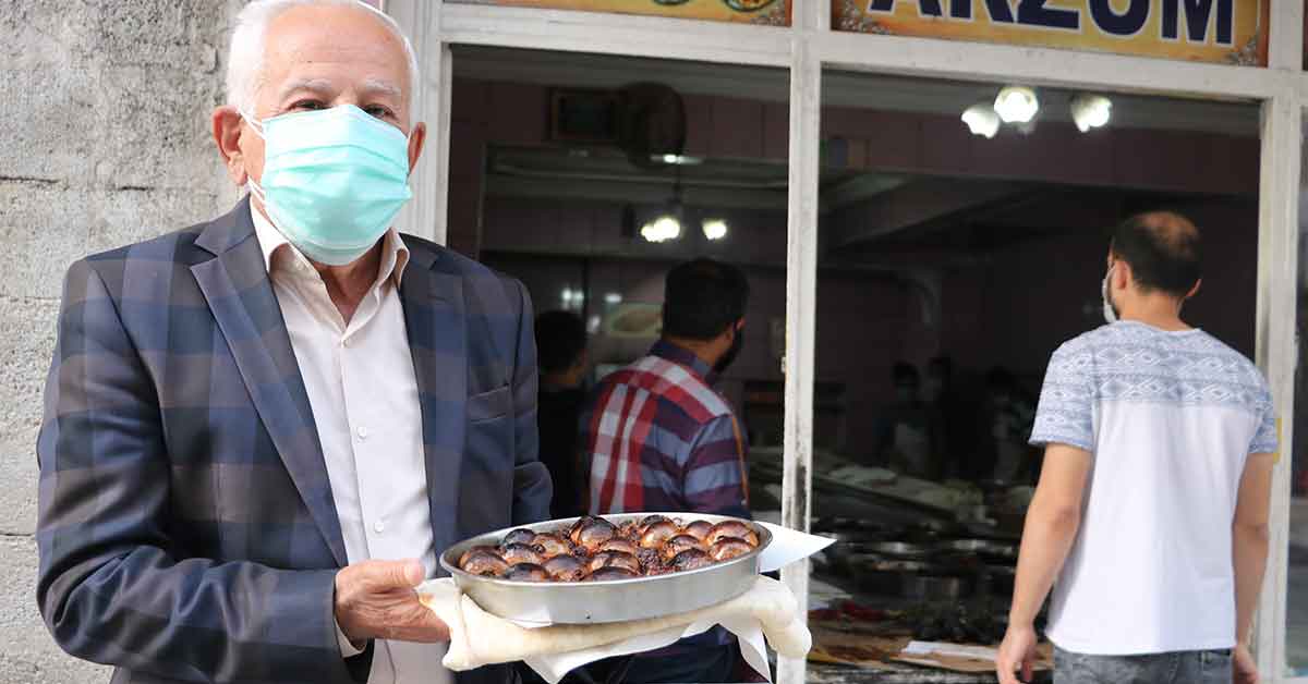 Urfalılar tepsi yemeklerinden vazgeçmiyor 1 Urfalılar koronaya rağmen tepsi yemeklerinden vazgeçmiyor